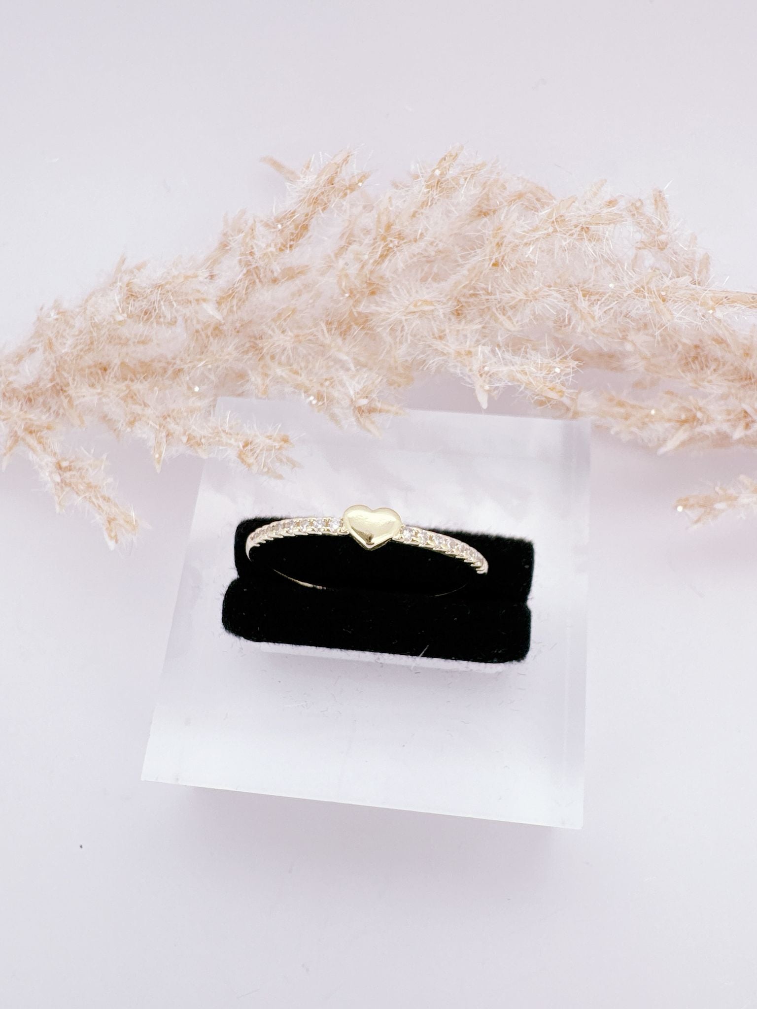 0131- MINIMALIST RING WITH MINI HEART (ANUK367)